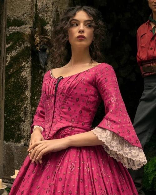 Дева Кассель, дочка Моники беллуччи на кадрах роскошного итальянского сериала Леопард, премьера которого уже стартовала на Netflix. 01