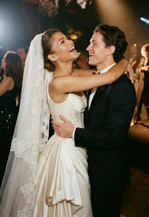 Том холланд и зендея официально стали мужем и женой.
