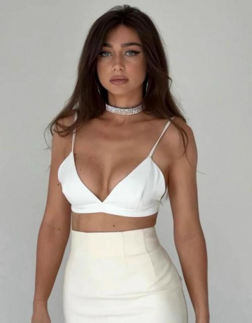 Новой избранницей артиста стала 35-летняя лилия киосе - художник по гриму.  