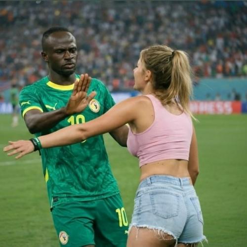 Фанатка, увидев кумира, решила действовать, но не тут то было.

