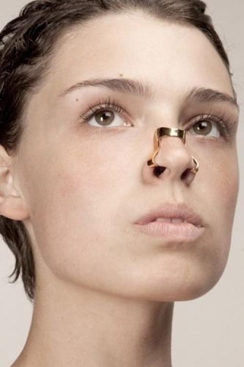 Все эти мешающие на лице штуки это украшения, созданные американским дизайнером. 02