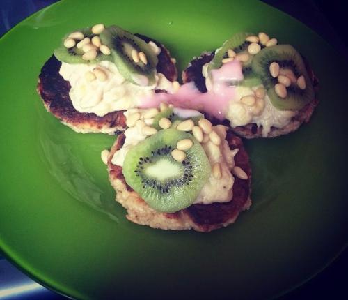 Сырники с банановым кремом и кедровыми орешками?