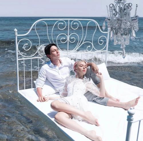 Елена Шейдлина, известная актриса и телеведущая, недавно поделилась с поклонниками важной новостью о завершении своего 15-летнего брака с Евгением. 02