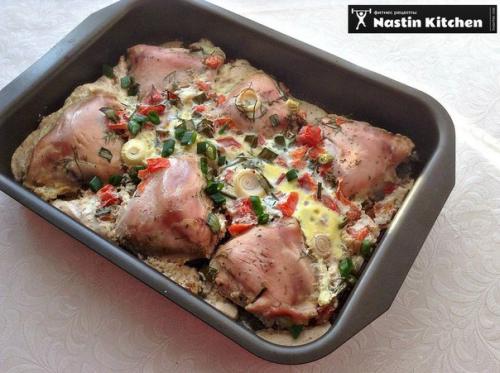 Запеченные куриные бедрышки.