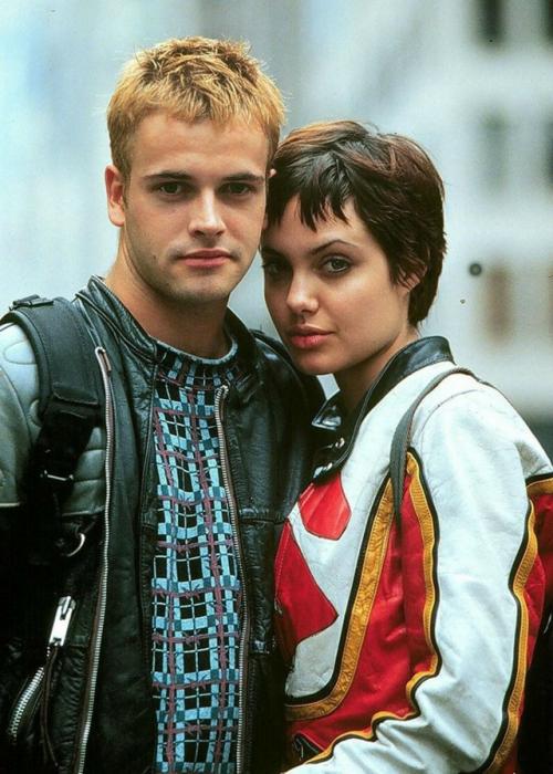 До того как Анджелина Джоли стала послом доброй воли и примерной матерью большого семейства, она была настоящей бунтаркой. 01