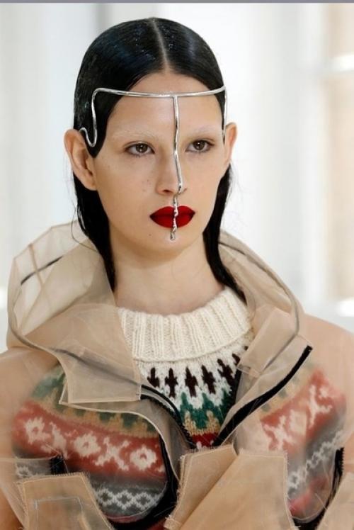 Все эти мешающие на лице штуки это украшения, созданные американским дизайнером. 03