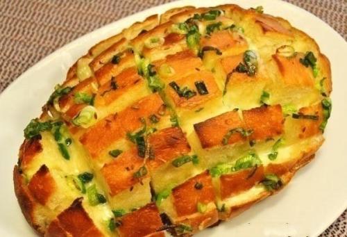 Луковый хлеб с сыром.