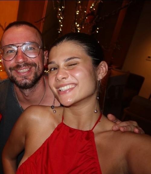 Александр Петров встретил новый год с мамой и беременной женой в теплых краях. 02