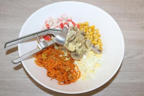 Салат из крабовых палочек с шампиньонами. 01 Салат из крабовых палочек с шампиньонами. 01