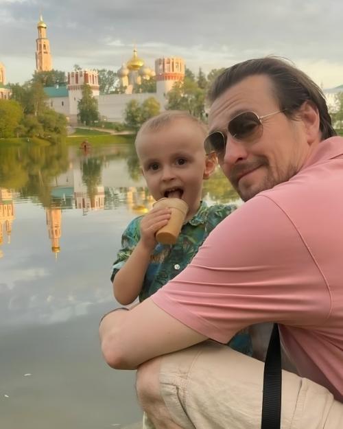 Сергей Безруков, которому 52 года, является отцом пятерых детей. 02