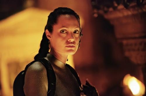 В сериале Расхитительница Гробниц образ Лары крофт достался Софи Тёрнер, известной по игре престолов и людям икс. 08