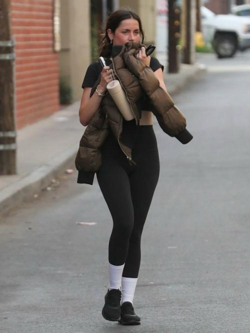 После длительного зимнего перерыва, ана де Армас вновь отправилась в Лос-анджелес, возобновив интенсивные тренировки. 02