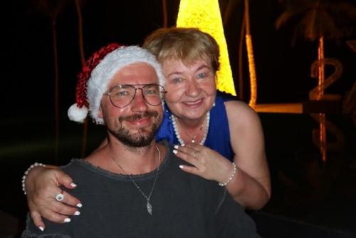 Александр Петров встретил новый год с мамой и беременной женой в теплых краях. 03