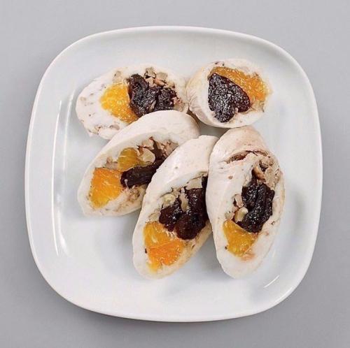 Паровой куриный рулет с мандаринами и черносливом. Паровой куриный рулет с мандаринами и черносливом.