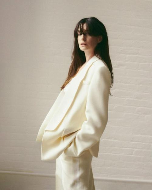 Некоторые в голливуде рассказывают, как тяжело работать с Энн хэтэуэй, настолько она ответственно подходит к своим ролям. 03