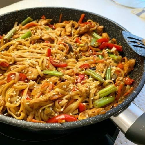 Удон с курицей - это сытное и вкусное блюдо, которое сочетает полезные белки и сложные углеводы.  