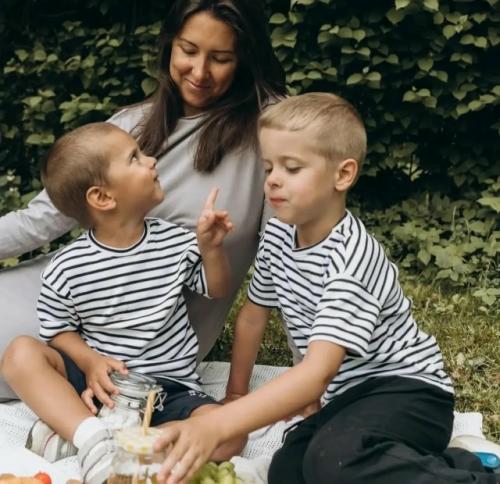 Новая радостная новость: звезда Интернов Александр Ильин стал многодетным отцом - у него и супруги Юлии родилась девочка. 04