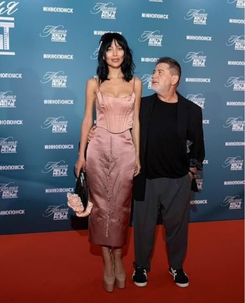 Супруга Александра цекало, Дарья Эрвин, вновь привлекла внимание публики, поделившись свежими фотографиями. 01