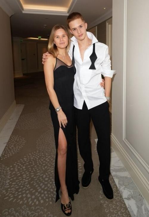 Актёр Антон Богданов помог своему пасынку Леону кемстачу сделать первые шаги в кино. 02