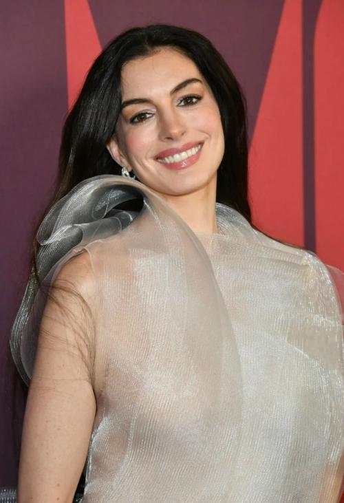 В Нью-йорке состоялась премьера фильма Мать Мария, которую посетила исполнительница главной роли Энн хэтэуэй. 04