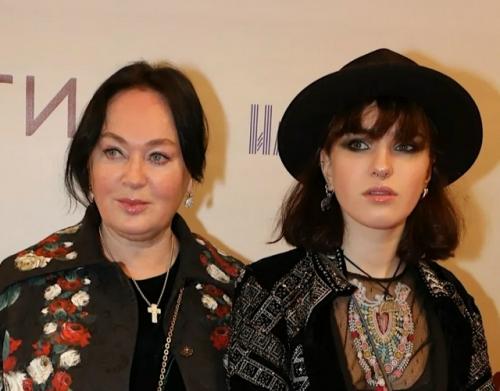 Драгоценная моя!  Я всегда рядом, - написала Лариса Гузеева, поздравляя дочь с 26-летием. 01