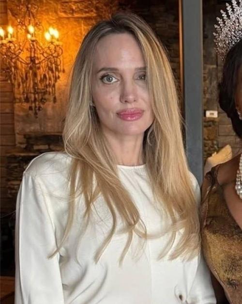 В социальных сетях активно комментируют перемены во внешнем виде Анджелины Джоли.

