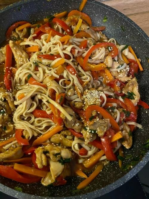 Удон с курицей - это сытное и вкусное блюдо, которое сочетает полезные белки и сложные углеводы. 01