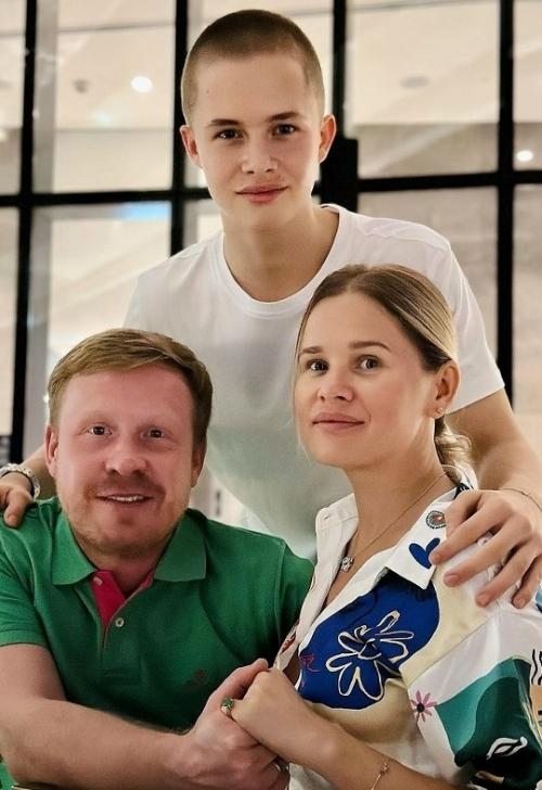 Актёр Антон Богданов помог своему пасынку Леону кемстачу сделать первые шаги в кино. 
