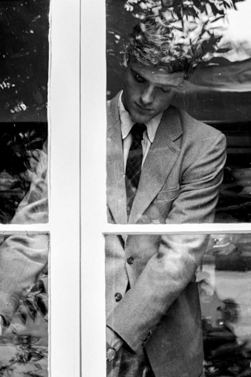 Хочется закончить этот день с красивым мужчиной, а именно с Джейкобом элорди. 02