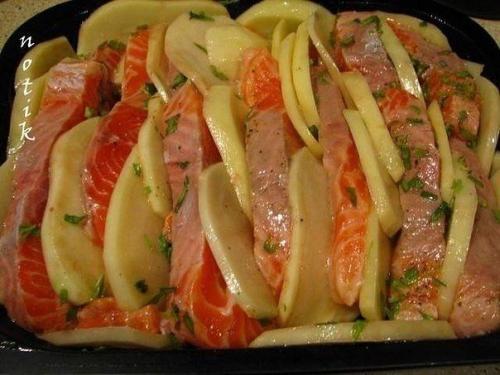 Лосось запеченный с картофелем.