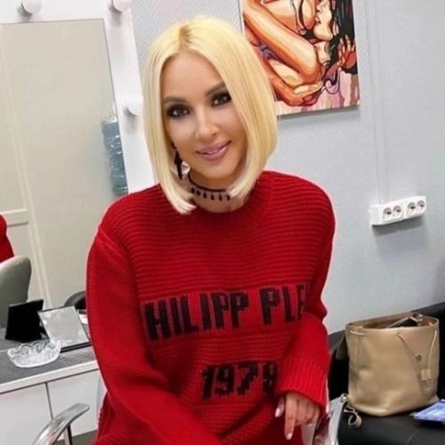 Лера Кудрявцева сфотографировалась с поклонницей, но столкнулась с негативом в интернете. 01