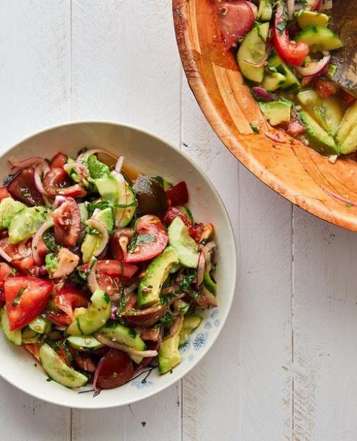 Сaлaт из aвокaдо и томaтов с aромaтной зaпрaвкой. 01