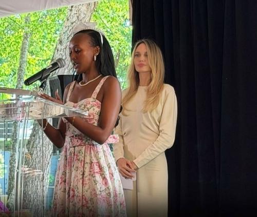 В социальных сетях активно комментируют перемены во внешнем виде Анджелины Джоли. 01