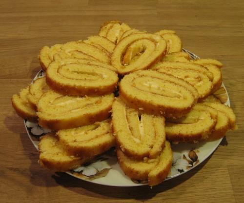 Быстрый рулет на сгущенном молоке. 

