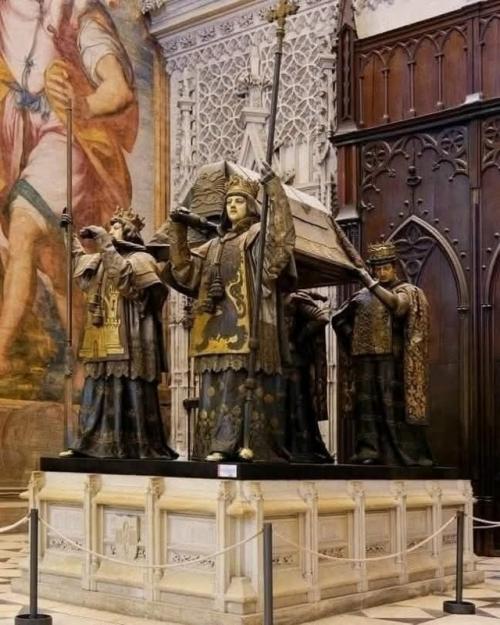 Могила Христофора Колумба, Кафедральныи собор в Севилье.
