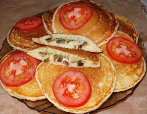 Закрытые блинчики с начинкой, с грибами, сыром и зелёным луком, всё просто и очень вкусно.

