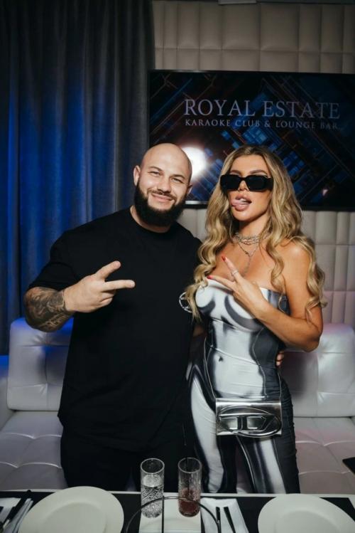 Интернет взорвался после появления ролика с участием Анны седоковой и джигана, сопровождавшегося её загадочной фразой: Счастье Любит Тишину. 01