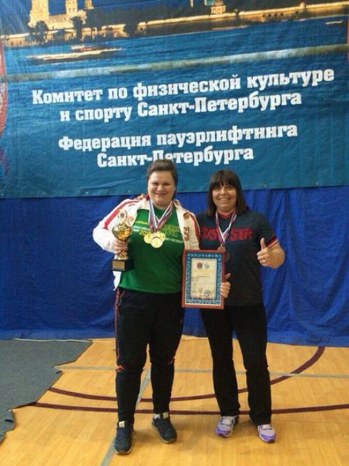 Мы поздравляем тренера фитнес хаус Гаврилову Анну с установленным рекордом на всероссийских соревнованиях по пауэрлифтингу Белые Ночи! 01