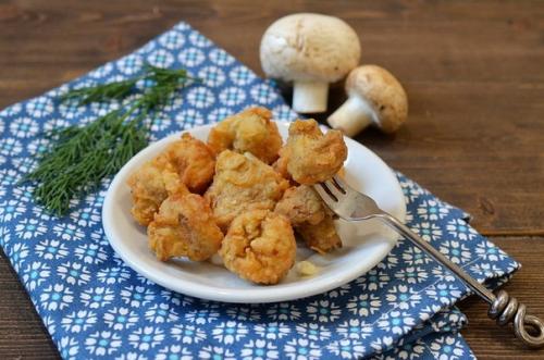 Шампиньоны жареные в кляре.