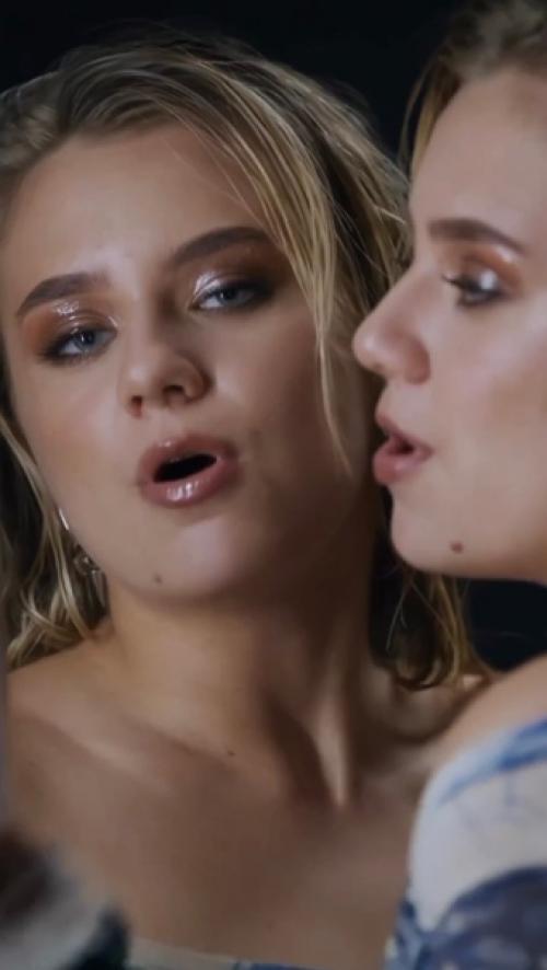 Катя Адушкина, популярный блогер и иконка стиля, недавно сообщила своим фанатам о новом витке в своей жизни. 02