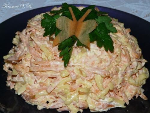 Морковный салат с сыром и чесноком.

