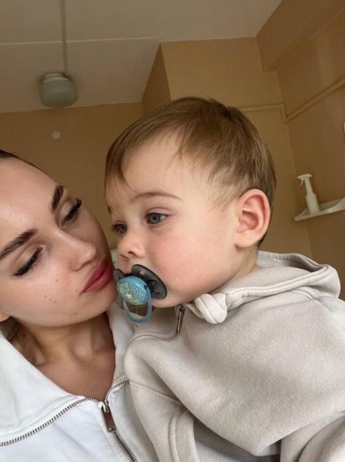 Сын Тиграна и Вики салибековых, маленький Леон, которому 21 мая исполнится всего годик, получил серьезный ожог руки.  