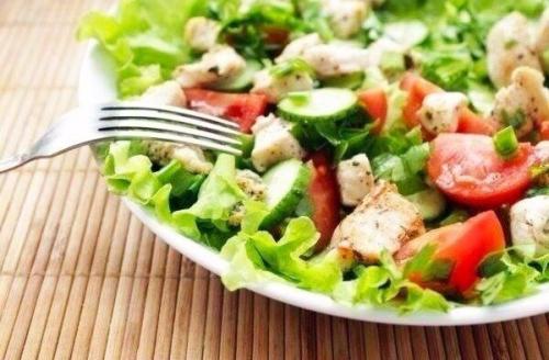 Салат из курицы и свежих овощей.

