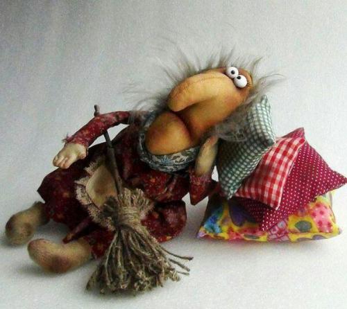 Стоит метла в углу тоскливо, пылятся крылышки в шкафу ….
