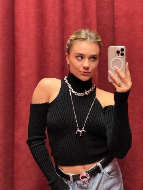 Катя Адушкина, популярный блогер и иконка стиля, недавно сообщила своим фанатам о новом витке в своей жизни. 03