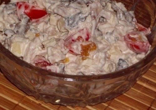 Салат с курицей, сыром, грибами и помидорами.

