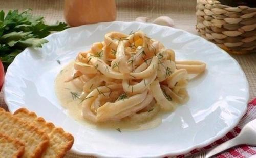 Кальмары в сметанном соусе. Кальмары в сметанном соусе.