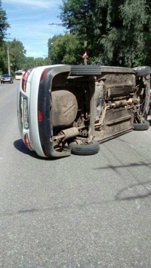 Срочно. 28. Июня в 11 часов, произошла авария, по адресу ул. усти - на - лабе, 33. 03