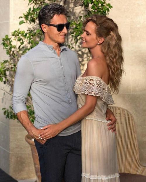 Одна из самых крепких пар шоу-бизнеса - певица глюкоза и её супруг - Александр Чистяков. 02