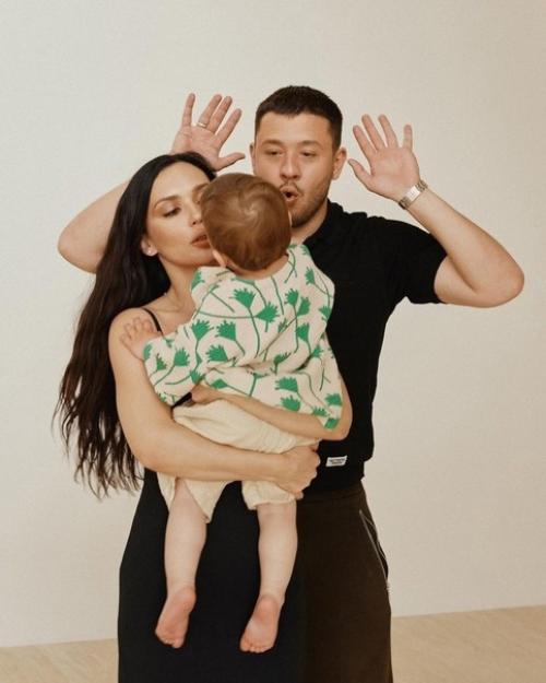 38-Летняя экс - солистка группы Serebro впервые стала мамой в ноябре 2021 года - у певицы и ее мужа, продюсера Георгия начкебия, родился сын лука. 02